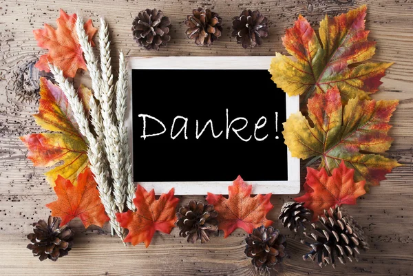 Tableau noir avec décoration d'automne, Danke signifie merci — Photo