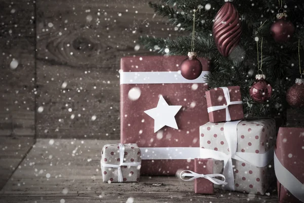 Arbre de Noël nostalgique avec cadeaux et boules, flocons de neige — Photo