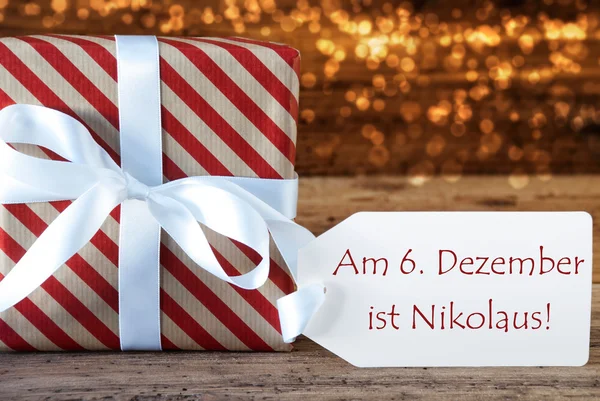Αέρα χριστουγεννιάτικο δώρο με ετικέτα, Νικολάς σημαίνει ημέρα του Νικολάου — Φωτογραφία Αρχείου