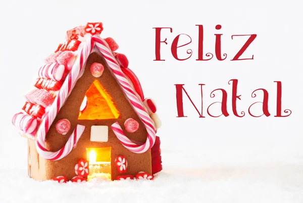 Пряничный домик, белый фон, Feliz Natal Means Merry Christmas — стоковое фото