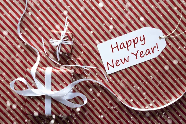 Δώρα με ετικέτα, χιονονιφάδες, κείμενο ευτυχισμένο το νέο έτος — Φωτογραφία Αρχείου
