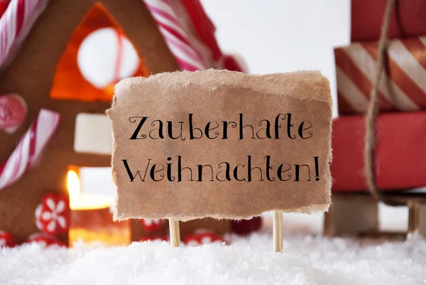 Casa di pan di zenzero con slitta, Zauberhafte Weihnachten significa magico Natale — Foto Stock