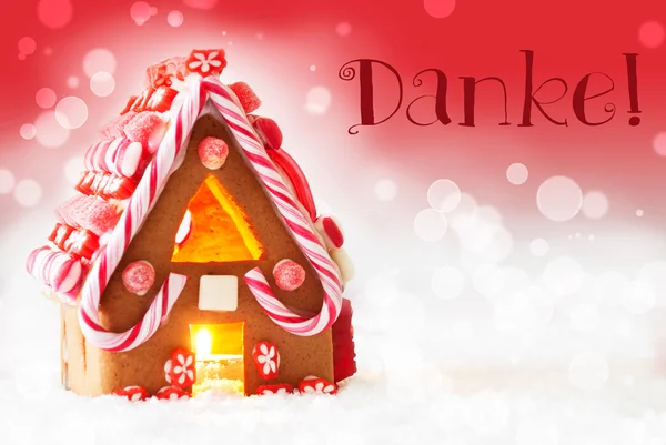Casa de pan de jengibre, fondo rojo, texto Danke significa gracias — Foto de Stock