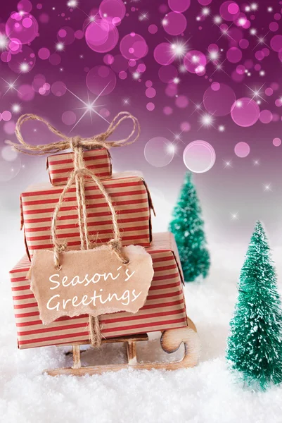 Verticale kerst slee op paarse achtergrond, tekst seizoenen groeten — Stockfoto