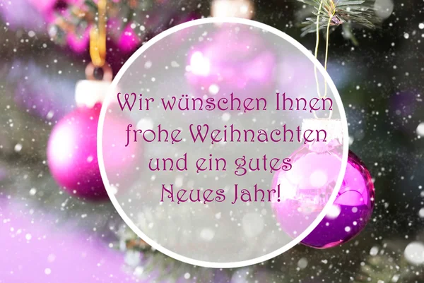 로즈 쿼츠 크리스마스 공, Gutes Neues Jahr 은 새해를 의미합니다 — 스톡 사진