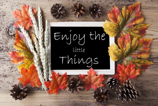Kreidetafel mit Herbstdekoration, Zitat genießen die kleinen Dinge — Stockfoto