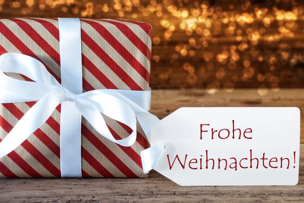 Regalo atmosférico con etiqueta, Frohe Weihnachten significa Feliz Navidad —  Fotos de Stock