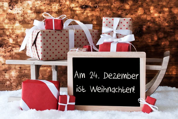 Trineo con regalos, Nieve, Bokeh, Weihnachten significa Navidad — Foto de Stock