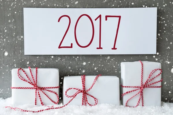 Білий подарунок зі сніжинками, текст 2017 — стокове фото