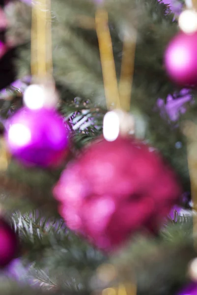 Árbol de Navidad vertical borroso con bolas de cuarzo rosa — Foto de Stock