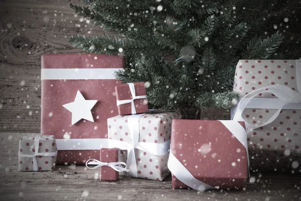 Nostalgischer Weihnachtsbaum mit Geschenken und Geschenken — Stockfoto