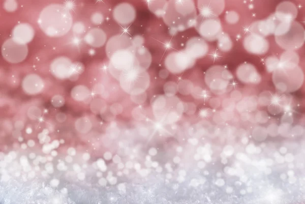 Красный рождественский фон со снегом, звездами и Боке — стоковое фото