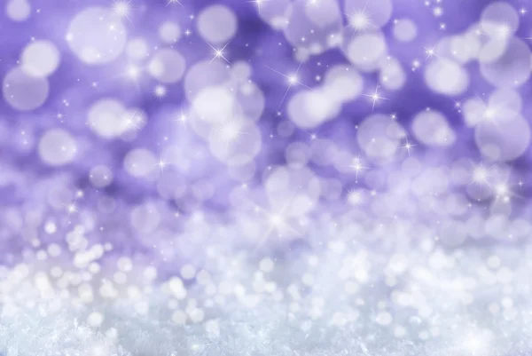 Фиолетовый рождественский фон со снегом, звездами и Боке — стоковое фото