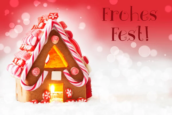 진저 브레드 하우스, 빨간 배경, 텍스트 거품 축제 는 메리 크리스마스를 의미 — 스톡 사진