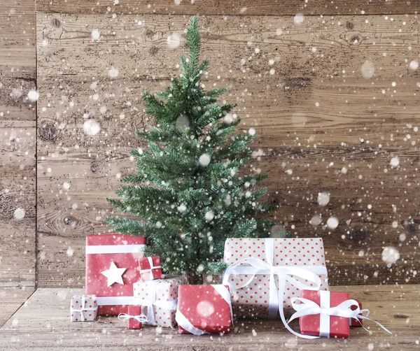 Kerstboom met cadeautjes en sneeuwvlokken — Stockfoto