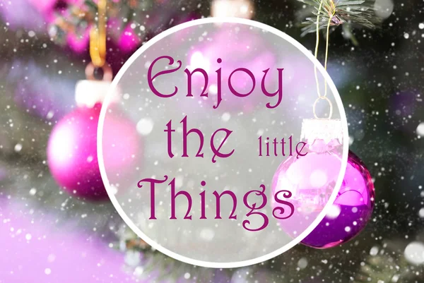 흐릿한 장미 석영 크리스마스 공, 인용은 작은 것들을 즐길 수 — 스톡 사진