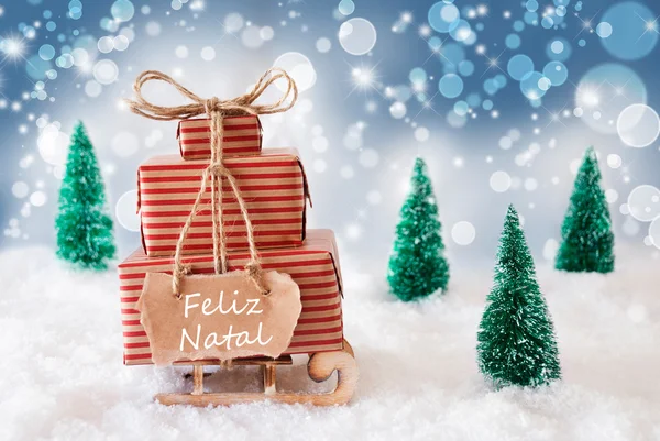 Saně na modrém pozadí, Feliz Natal znamená Veselé Vánoce — Stock fotografie