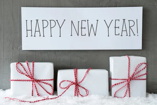 Presente branco na neve, texto feliz ano novo — Fotografia de Stock