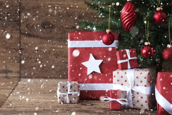 Árbol de Navidad con regalos y bolas, copos de nieve —  Fotos de Stock