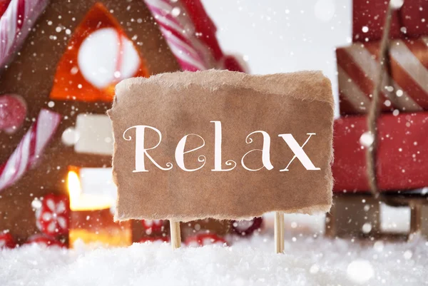 Casa de gengibre com trenó, flocos de neve, texto Relaxe — Fotografia de Stock