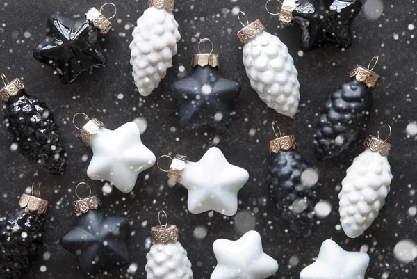 黑白圣诞树球作为纹理，雪花 — 图库照片