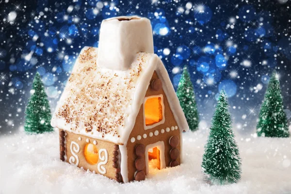 Gingerbread House na śniegu, płatki śniegu i efekt bokeh — Zdjęcie stockowe