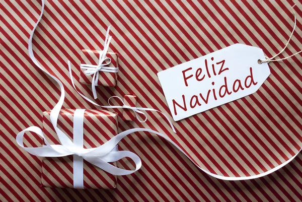 Dos regalos con etiqueta, Feliz Navidad significa Feliz Navidad — Foto de Stock