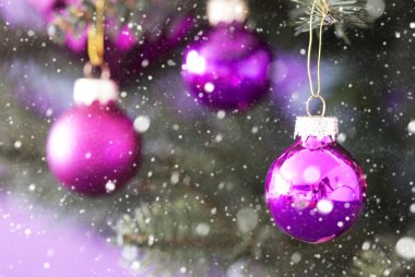 Gül Kuvars Topları, Kar Taneleri ile Bulanık Noel Ağacı