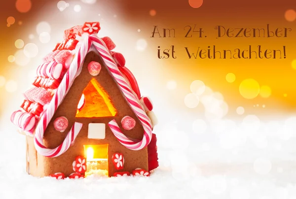Пряничный домик, золотой фон, Weihnachten означает Рождество — стоковое фото