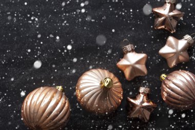 Bronz Noel ağacı topları, kar taneleri ve kopya alanı