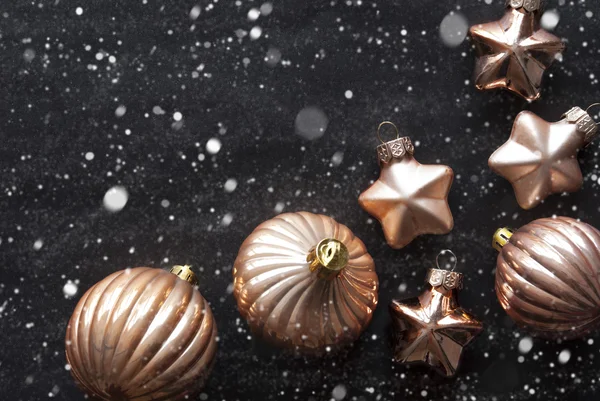 Бронзові різдвяні ялинкові кульки, сніжинки та копіювання простору — стокове фото
