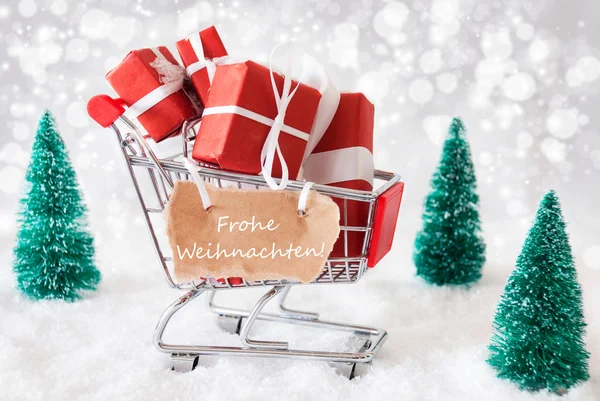 Einkaufswagen mit Geschenken und Schnee, frohe Weihnachten bedeutet frohe Weihnachten — Stockfoto