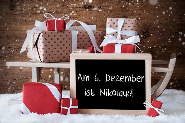 Έλκηθρο με δώρα, χιόνι, νιφάδες χιονιού, Nikolaus σημαίνει Nicholas ημέρα — Φωτογραφία Αρχείου