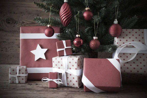 Nostalgischer Weihnachtsbaum mit Geschenken und Kugeln — Stockfoto