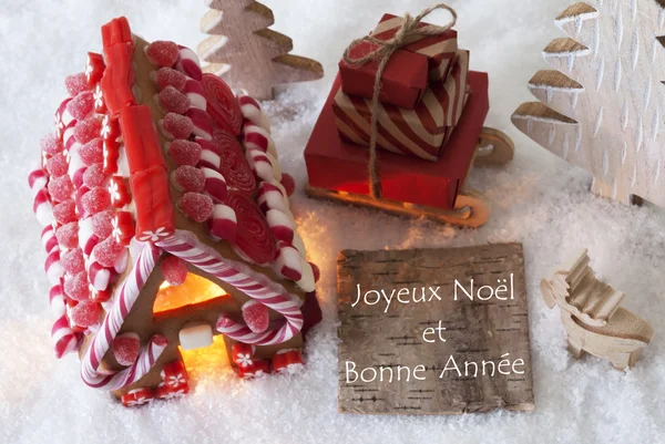姜饼房子，雪橇、 雪，Bonne Annee 意味着快乐新的一年 — 图库照片