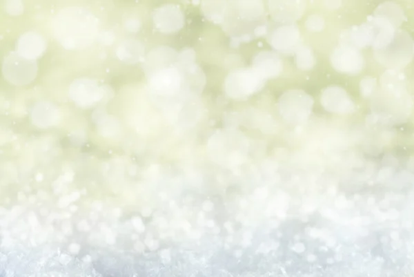 Fundo de Natal dourado com neve, Snwoflakes e Bokeh — Fotografia de Stock