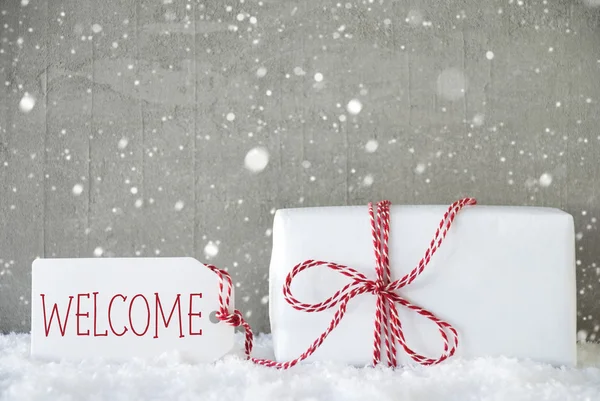 Подарок, цемент фон со снежинками, текст Добро пожаловать — стоковое фото