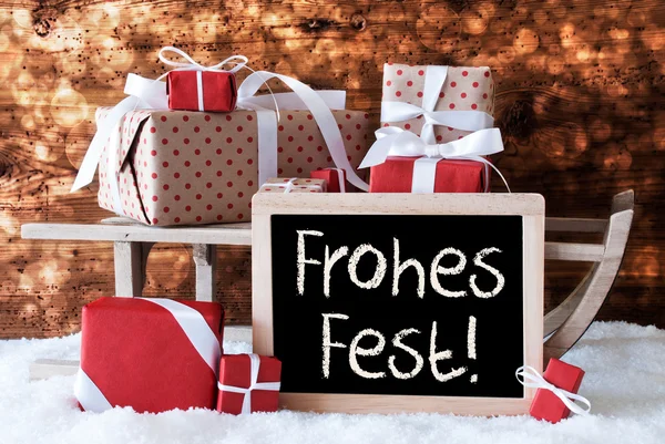 Schlitten mit Geschenken, Schnee, Bokeh, Frohfest bedeutet frohe Weihnachten — Stockfoto