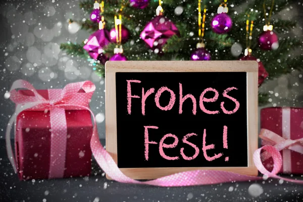 Árvore com presentes, flocos de neve, Bokeh, Frohes Fest significa Feliz Natal — Fotografia de Stock