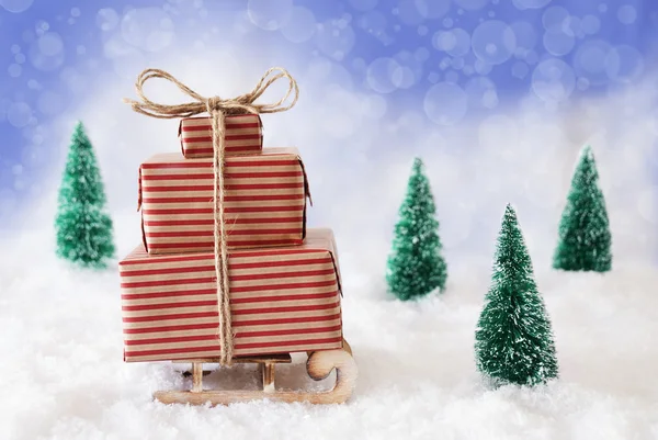 Kerst slee op sneeuw met blauwe achtergrond — Stockfoto