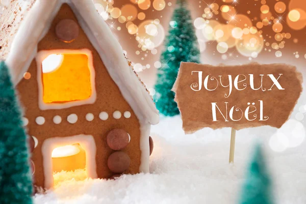 Gingerbread House, brązowe tło, Joyeux Noel oznacza Wesołych Świąt — Zdjęcie stockowe