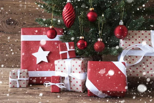 Weihnachtsbaum mit Geschenken und Kugeln, Schneeflocken — Stockfoto