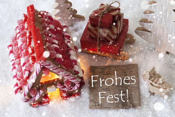 Pepparkakshus, släde, snöflingor, Frohes Fest betyder god jul — Stockfoto