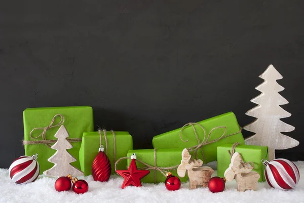 Boże Narodzenie czerwony i zielony ozdoba, Cement czarny ściany, śnieg — Zdjęcie stockowe