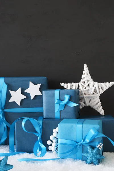 Vertikální Blue vánoční dárky, černé Cement stěny, sníh — Stock fotografie