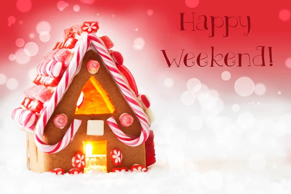 Gingerbread House, czerwone tło, tekst szczęśliwy Weekend — Zdjęcie stockowe