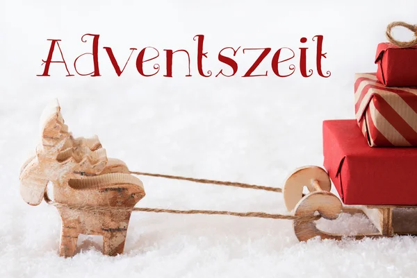 Reno con trineo en la nieve, Adventszeit significa temporada de Adviento — Foto de Stock