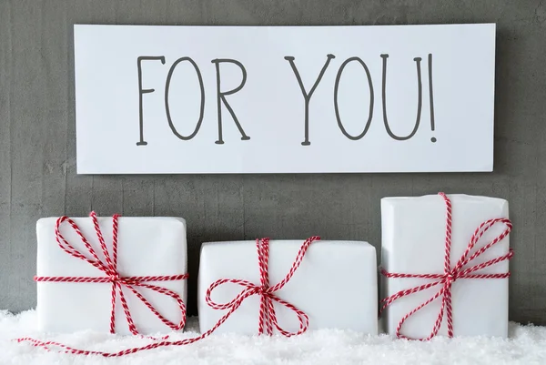Weißes Geschenk auf Schnee, Text für Sie — Stockfoto