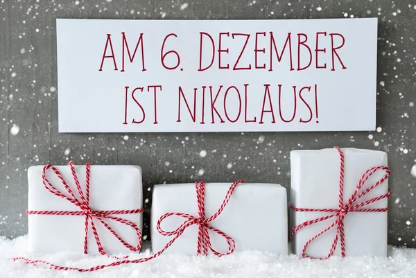 Λευκό δώρο με νιφάδες χιονιού, Nikolaus σημαίνει ημέρα Νικολάου — Φωτογραφία Αρχείου