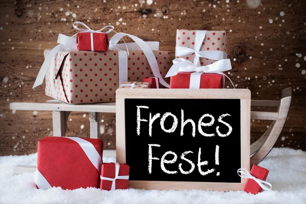 Schlitten mit Geschenken, Schnee, Schneeflocken, Froschfest bedeutet frohe Weihnachten — Stockfoto